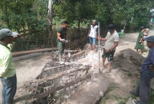 Perbaikan Jembatan Kayu oleh Satgas TMMD Bersama Masyarakat