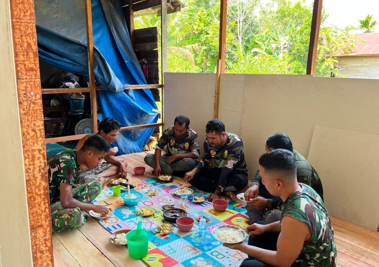 Kebersamaan TNI dan Masyarakat dalam Makan Bersama di TMMD