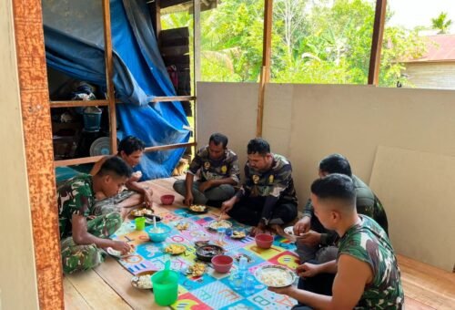 Kebersamaan TNI dan Masyarakat dalam Makan Bersama di TMMD