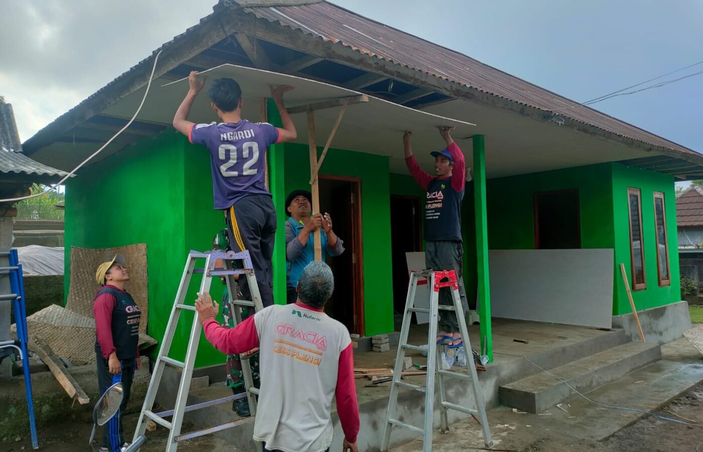 Peningkatan Kualitas Rumah Tidak Layak Huni Wayan Pasta oleh Satgas TMMD Ke-129