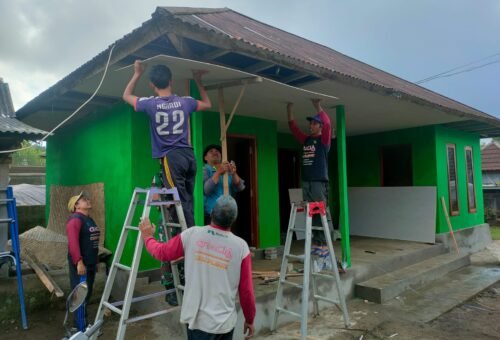 Peningkatan Kualitas Rumah Tidak Layak Huni Wayan Pasta oleh Satgas TMMD Ke-129
