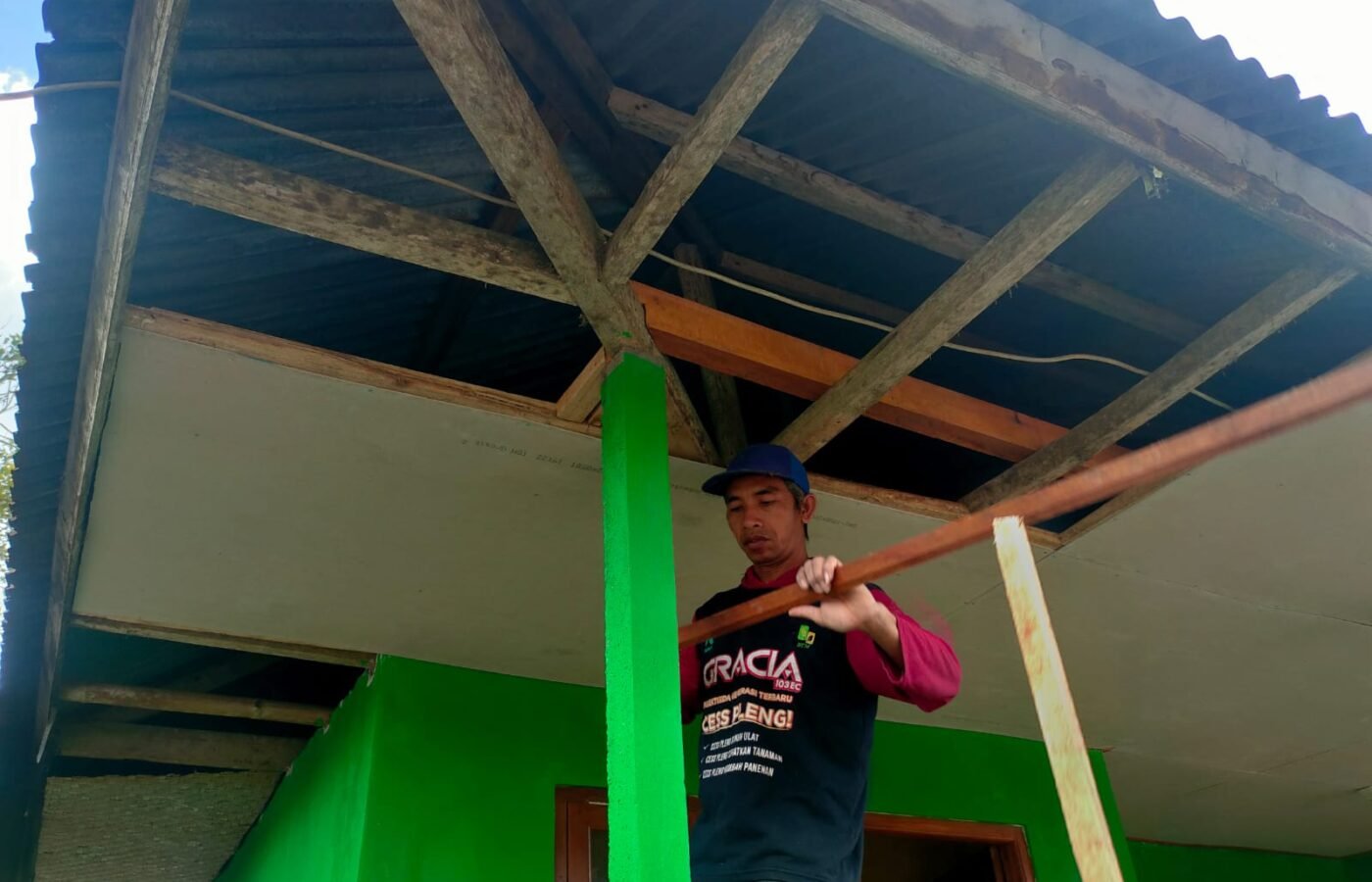 Kerjasama Masyarakat dan TNI dalam Rehabilitasi Rumah Wayan Pasta