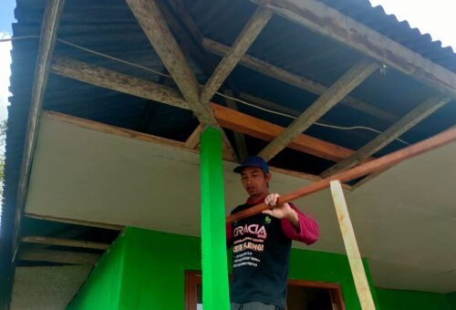 Kerjasama Masyarakat dan TNI dalam Rehabilitasi Rumah Wayan Pasta