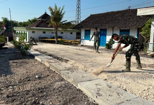 Kolaborasi TNI dan Masyarakat dalam Pembangunan Drainase di Dusun Krebet