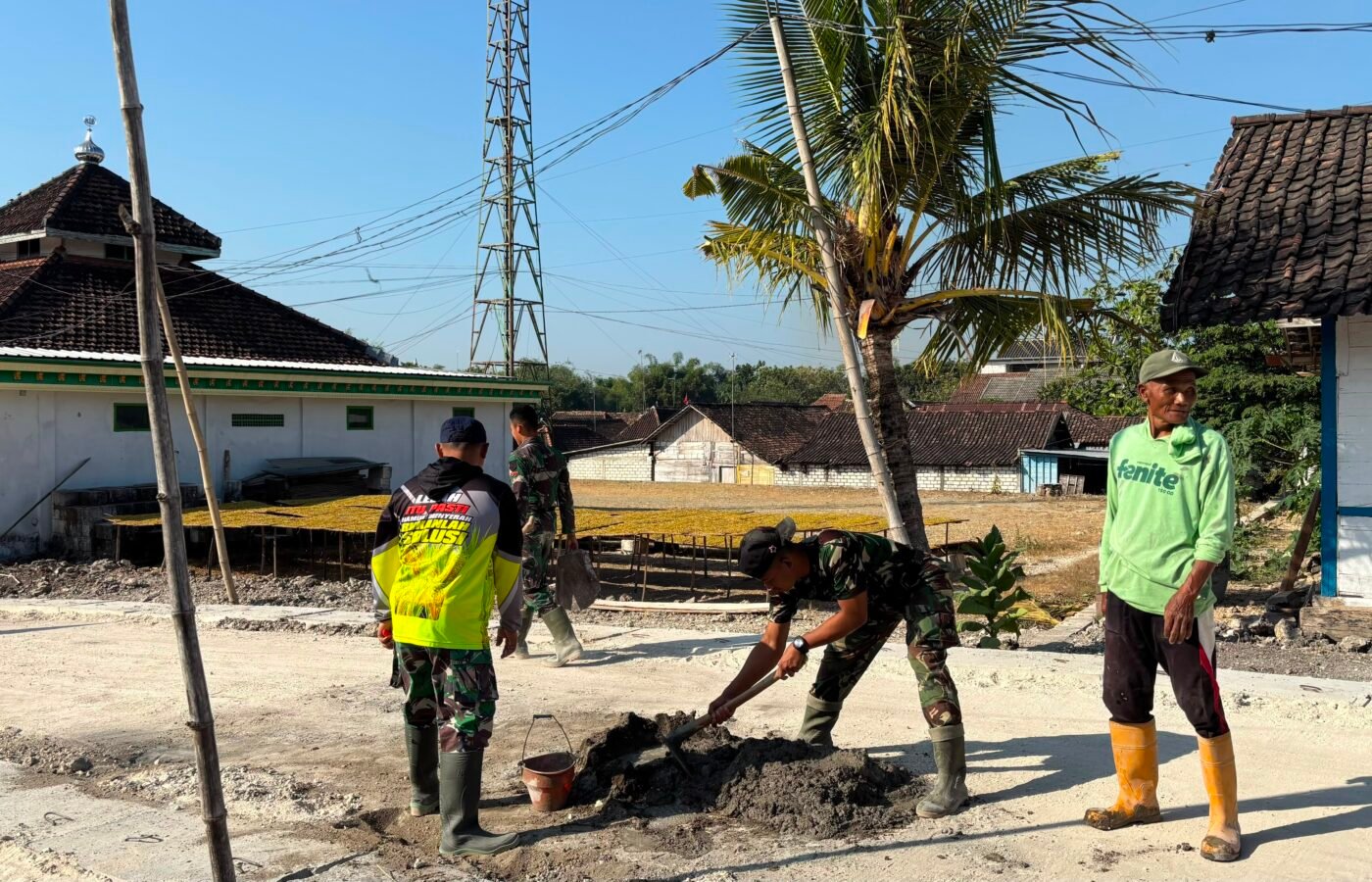 Sinergi TNI dan Komunitas Dalam Membangun Drainase di Dusun Krebet