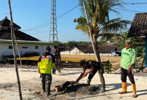 Sinergi TNI dan Komunitas Dalam Membangun Drainase di Dusun Krebet