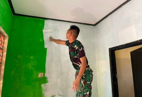 Pengecatan SDN Kesongo 1 oleh Satgas TMMD Ke-129 Kodim 0813/Bojonegoro