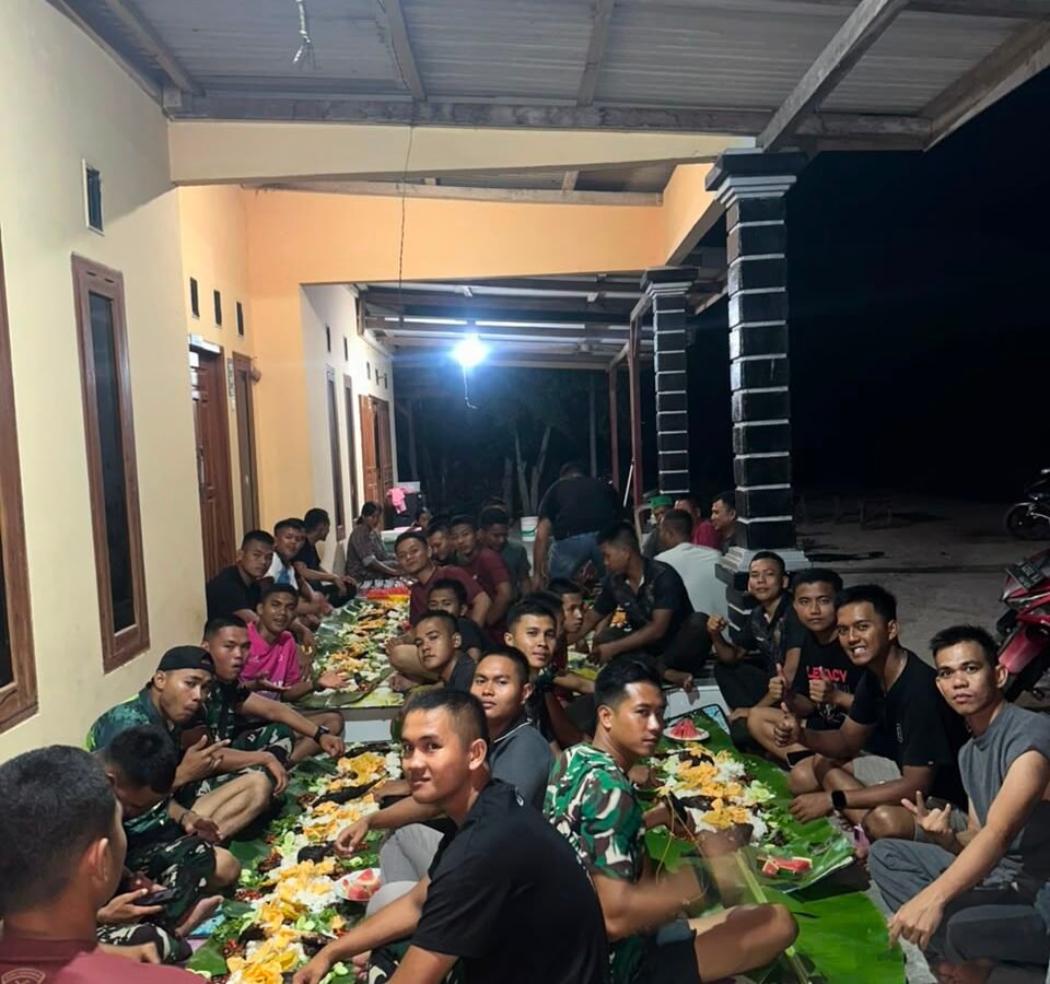 Keseruan Malam Bersama, Satgas TMMD dan Penduduk Desa Deniang
