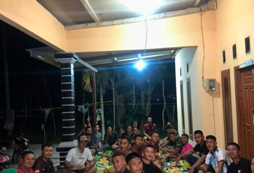 Momen Kebersamaan Satgas TMMD dan Warga Deniang Nikmati Hidangan Sederhana