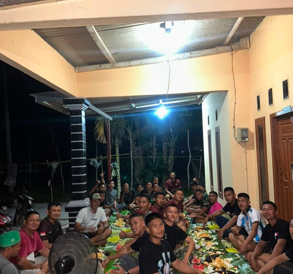 Momen Kebersamaan Satgas TMMD dan Warga Deniang Nikmati Hidangan Sederhana