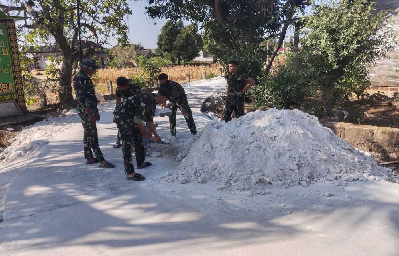 Pengerjaan Penimbunan Jalan Kedung Pandan oleh Satgas TMMD Kodim 0813/Bojonegoro