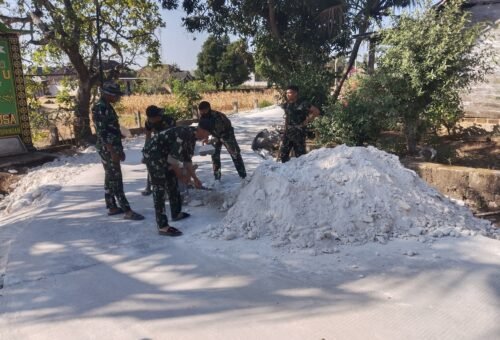 Pengerjaan Penimbunan Jalan Kedung Pandan oleh Satgas TMMD Kodim 0813/Bojonegoro