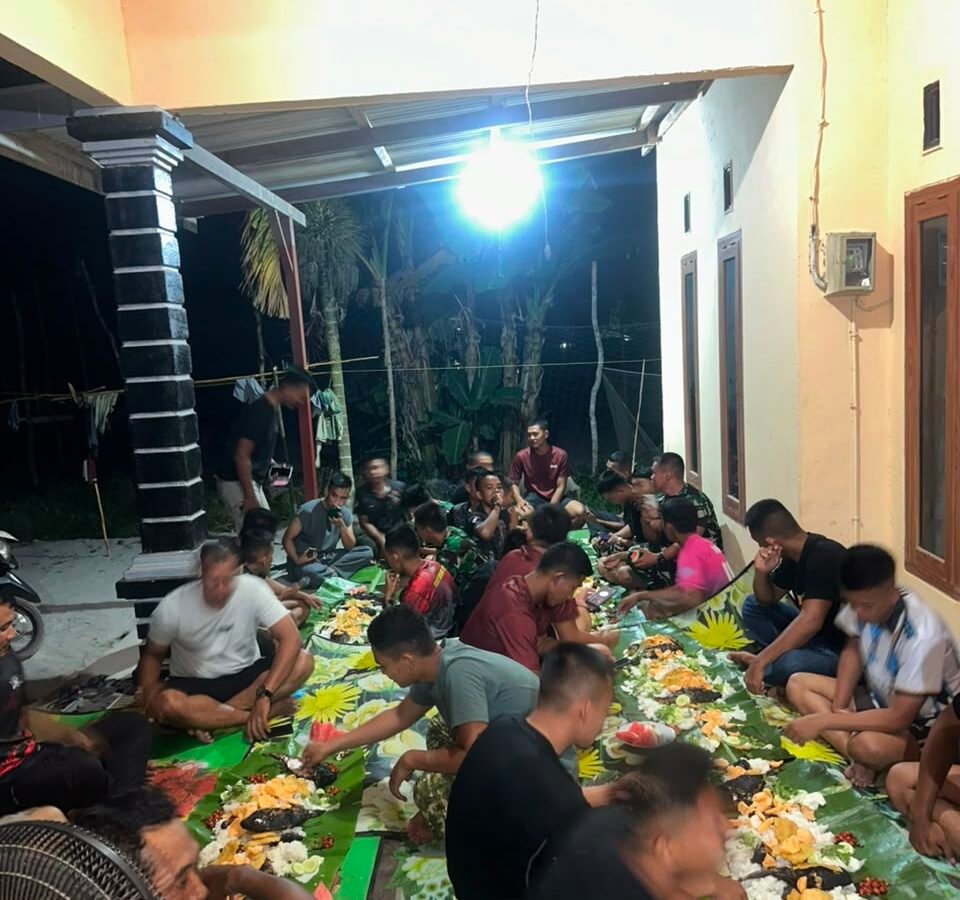 Malam Penuh Kebersamaan di Desa Deniang: Prajurit dan Warga Berbaur