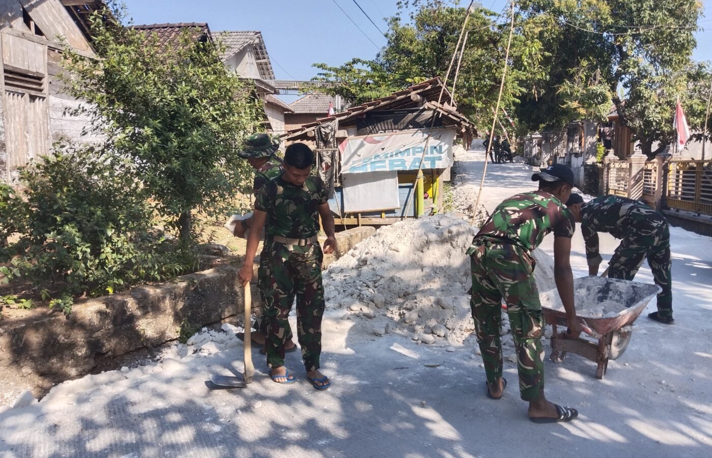 Dedikasi Satgas TMMD Kodim 0813/Bojonegoro dalam Proyek Penimbunan Jalan Kedung Pandan