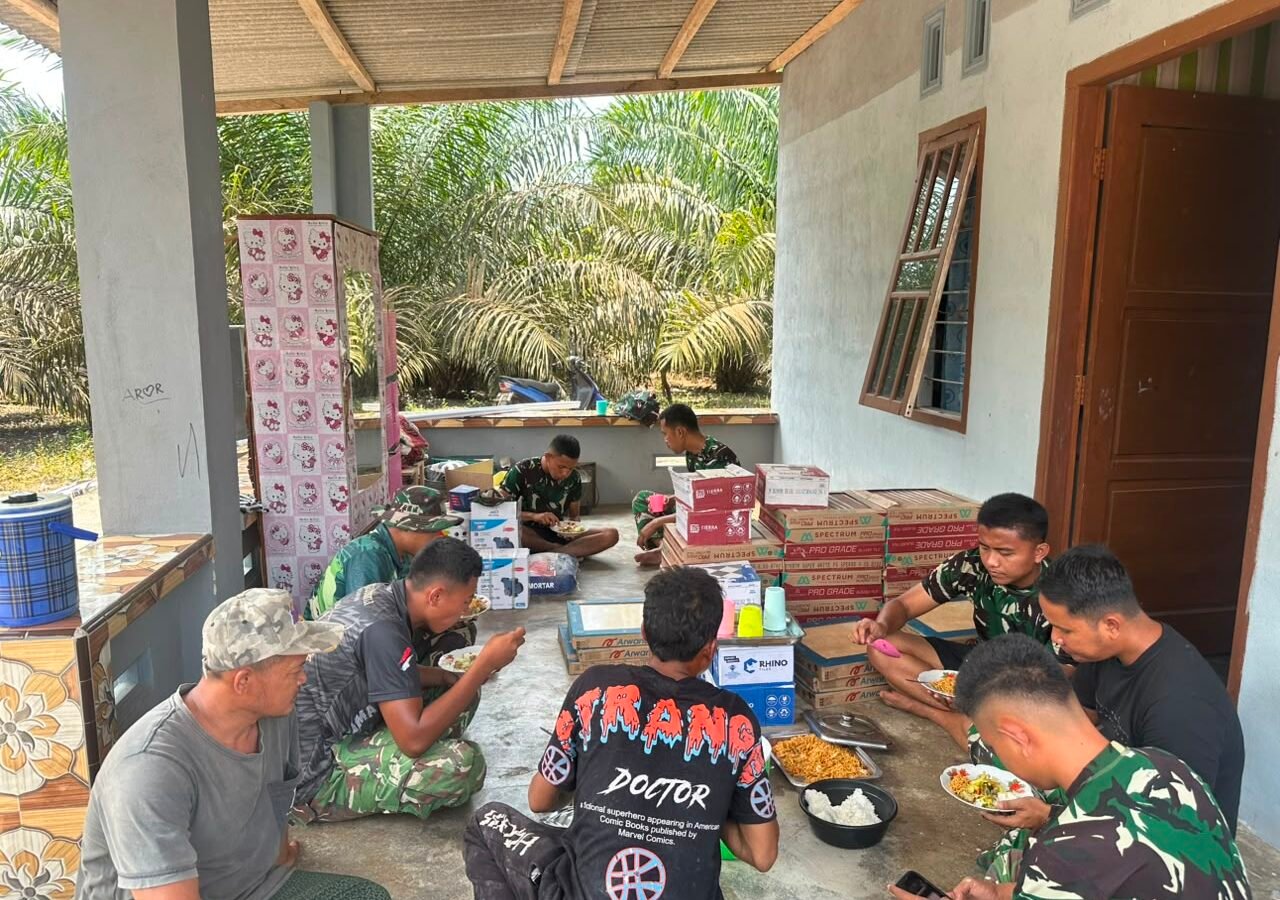 Kedekatan TNI dan Masyarakat Terjalin dalam Makan Siang Satgas TMMD 129