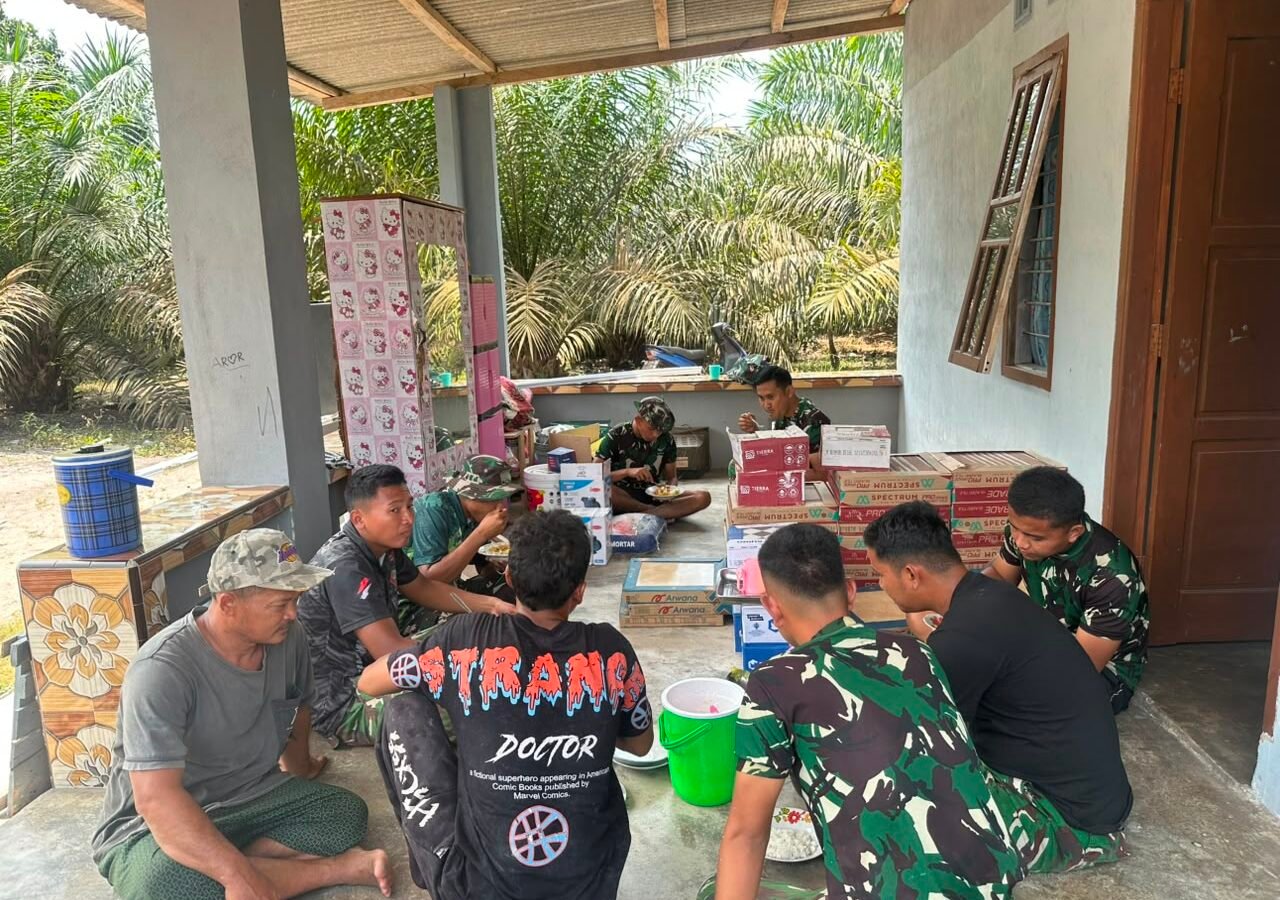 Kehangatan Terjalin di Teras Rumah, Satgas TMMD 129 Kodim Bangka Bersantap Siang Bersama Warga Deniang