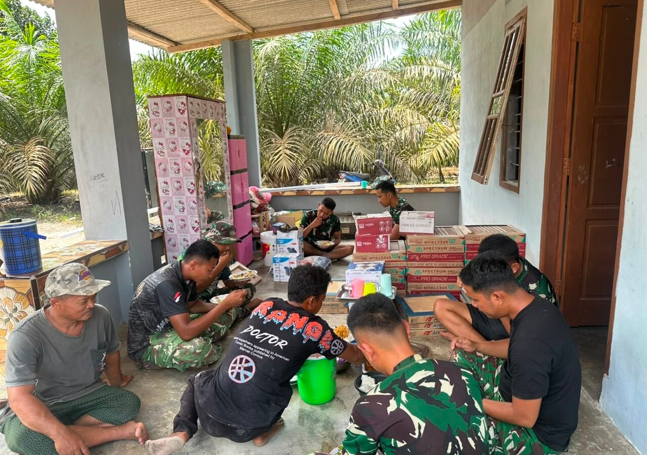 Kedekatan Satgas TMMD 129 Kodim Bangka dengan Masyarakat Melalui Makan Siang Bersama