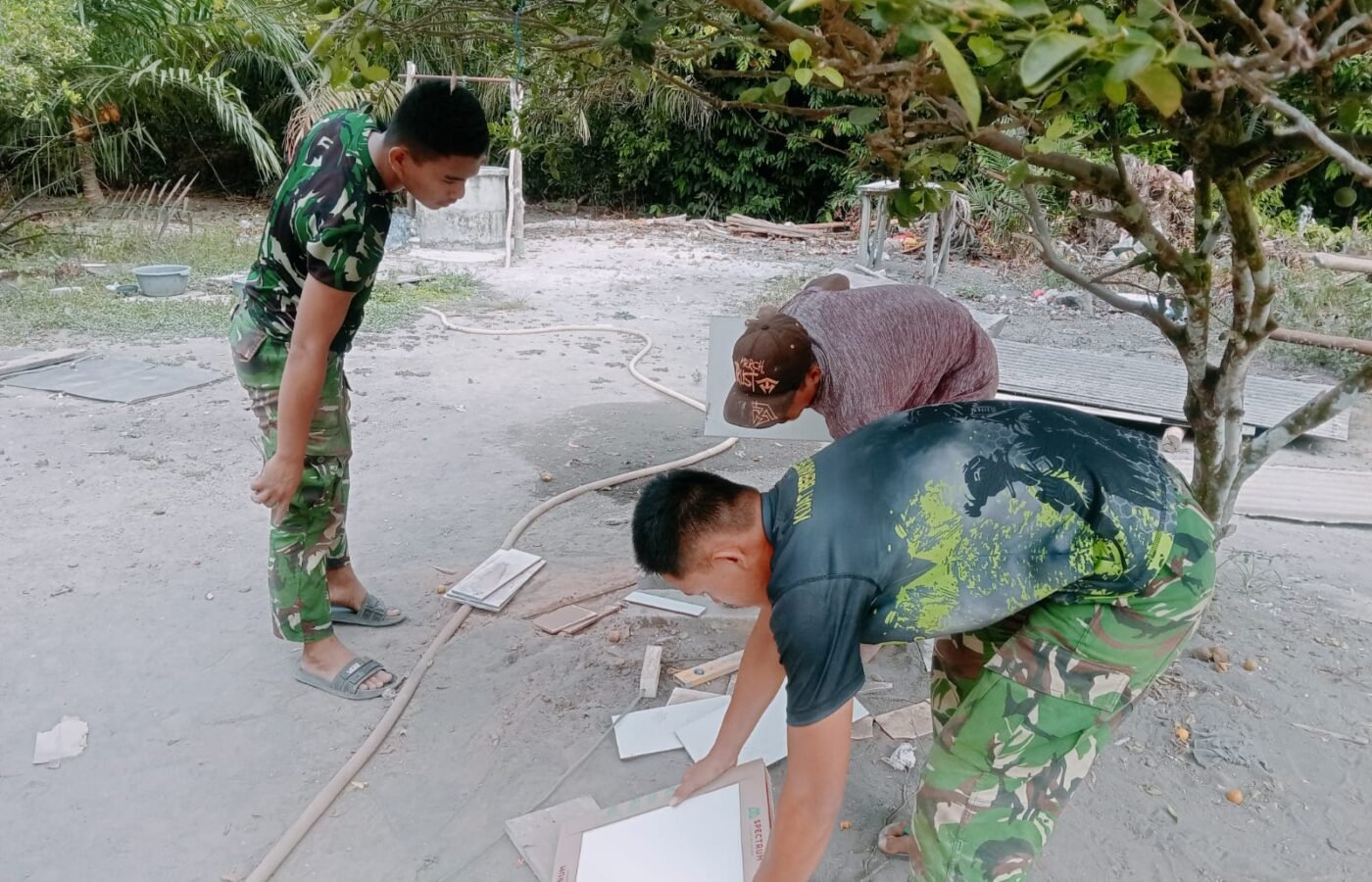 Progres Pembangunan Rumah Pak Ardiansyah, Satgas TMMD 129 Kodim 0413/Bangka Perkuat Struktur Atap
