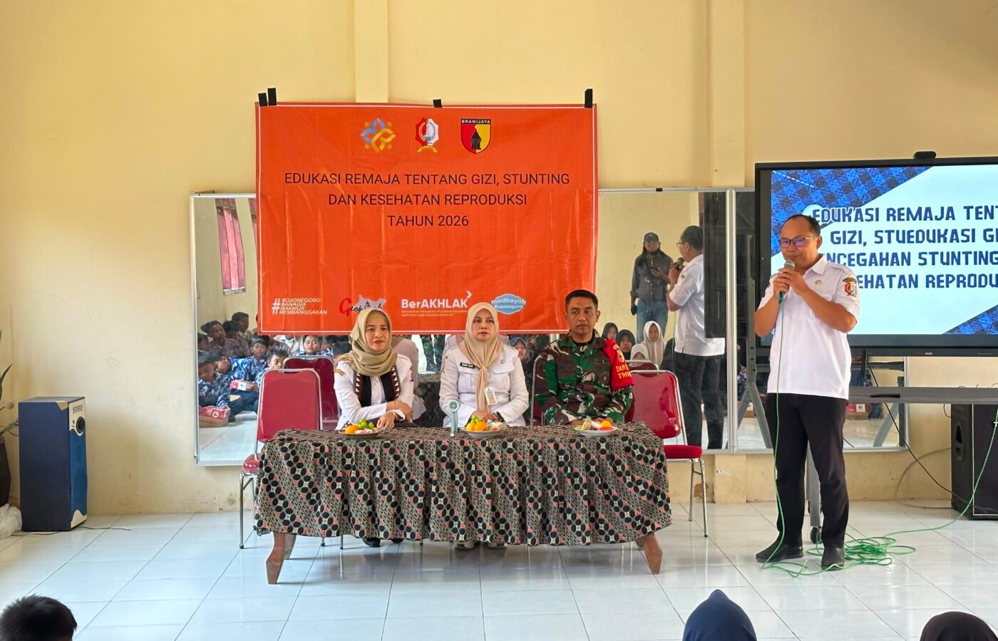 Pendidikan Kesehatan dan Upaya Cegah Stunting dalam Kegiatan TMMD Ke-129 di SMP 1 Atap