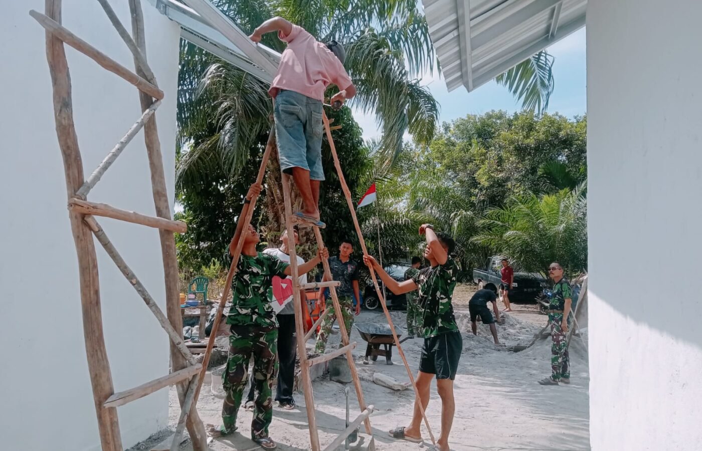 Kerja Sama Masyarakat dan TNI, Program TMMD 129 Kodim 0413/Bangka Sukses Membangun Rumah untuk Pak Ardiansyah