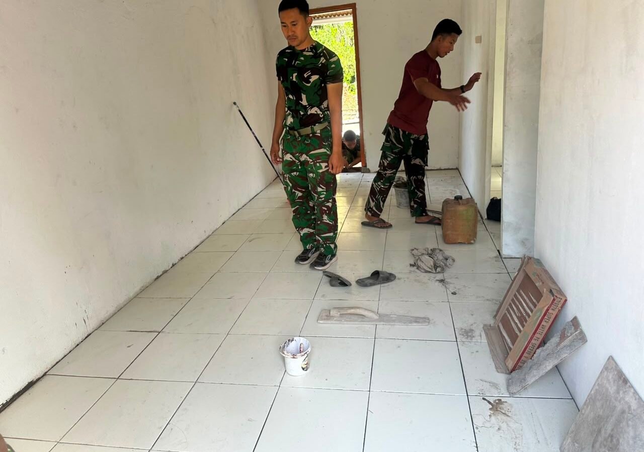 Transformasi Rumah Ibu Rodiah, Satgas TMMD 129 Kodim 0413/Bangka Selesaikan Pekerjaan Lantai