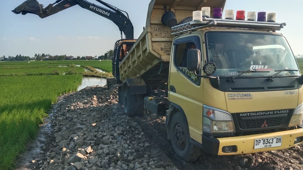 Kinerja Optimal TMMD Ke-129, Truk dan Excavator Bantu Penyelesaian Proyek Jalan Tani