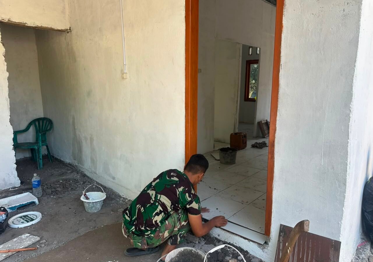 Kebersamaan Satgas TMMD dan Komunitas Warga dalam Merenovasi Rumah Ibu Rodiah
