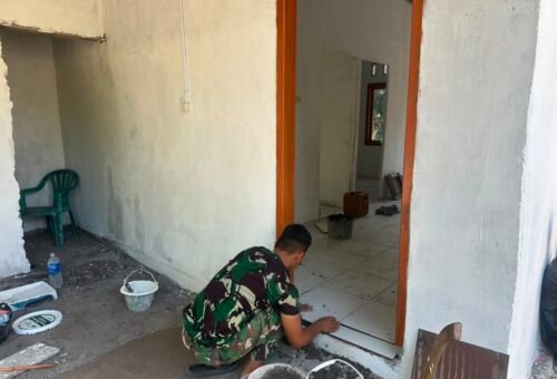 Kebersamaan Satgas TMMD dan Komunitas Warga dalam Merenovasi Rumah Ibu Rodiah