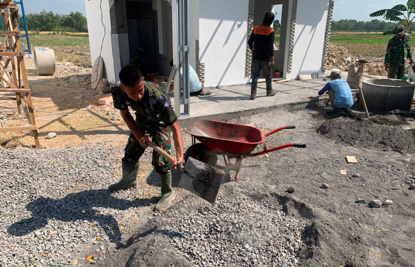 Dedikasi Satgas TMMD dalam Membangun Fasilitas di Desa Kesongo