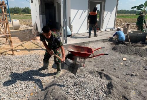 Dedikasi Satgas TMMD dalam Membangun Fasilitas di Desa Kesongo