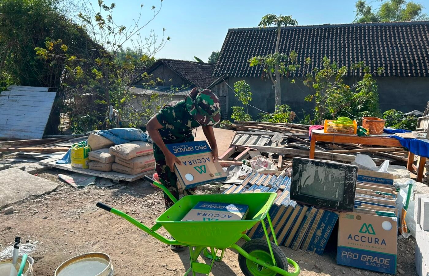 Persiapan Material Pembangunan RTLH Bapak Koko Margono oleh Satgas TMMD Kodim 0813/Bojonegoro