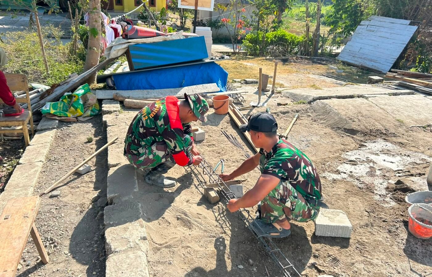 Pengumpulan Bahan Material Awali Pembangunan RTLH Bapak Koko Margono oleh Satgas TMMD