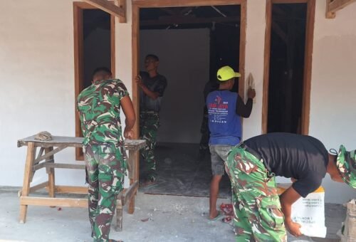 Dedikasi Anggota TNI dalam Program TMMD ke-129: Perbaikan RTLH Desa Tlemang yang Berkualitas