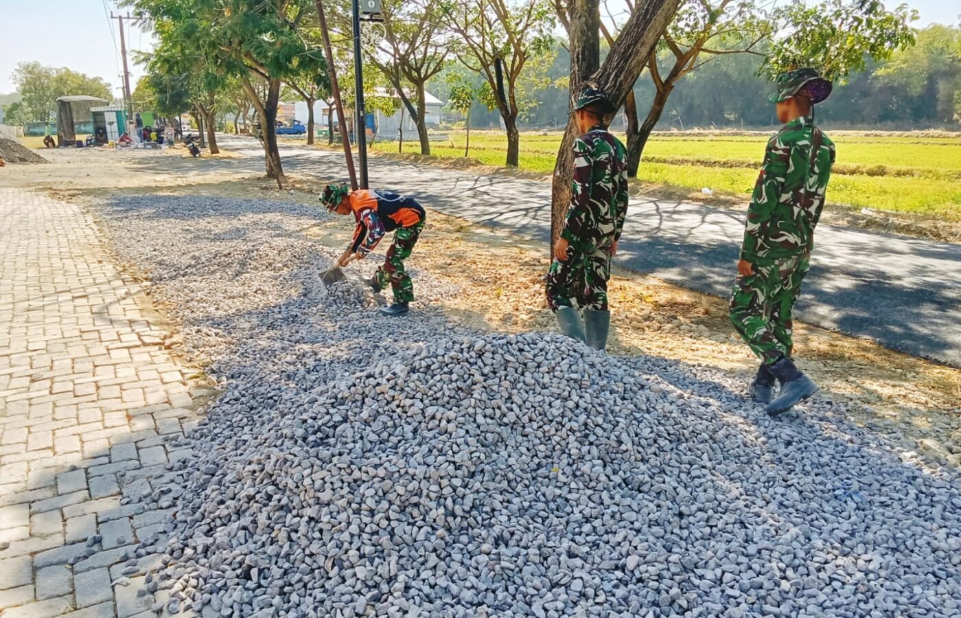 Sinergi TNI dan Masyarakat dalam Membangun Musala dan MCK TMMD Ke-129