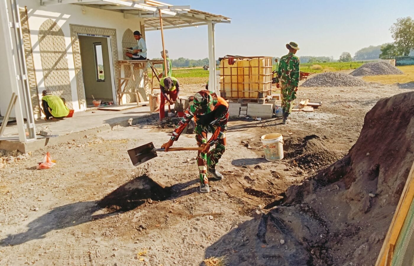 Kerjasama Satgas TMMD dan Masyarakat dalam Membangun Fasilitas Umum