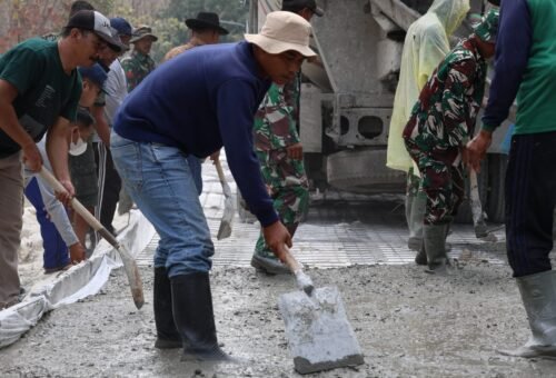 Kebersamaan Warga dan TNI dalam Program TMMD ke-129 di Desa Tlemang