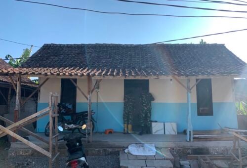 Tekad Bersama Satgas TMMD dalam Membangun Rumah Layak untuk Bapak Ladi