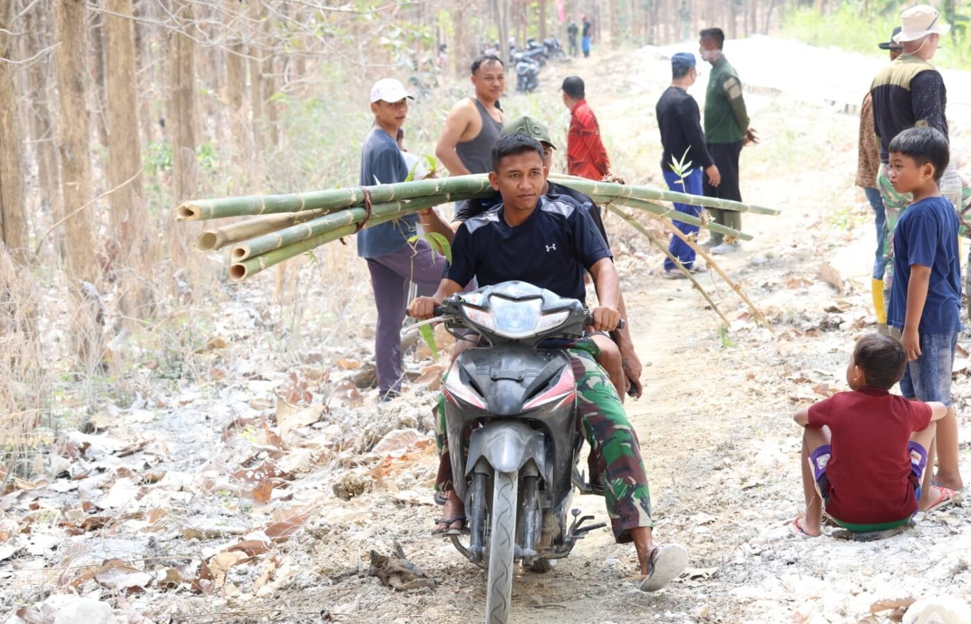 Kebersamaan Prajurit dan Warga Tlemang Menyambut Hari Kemerdekaan