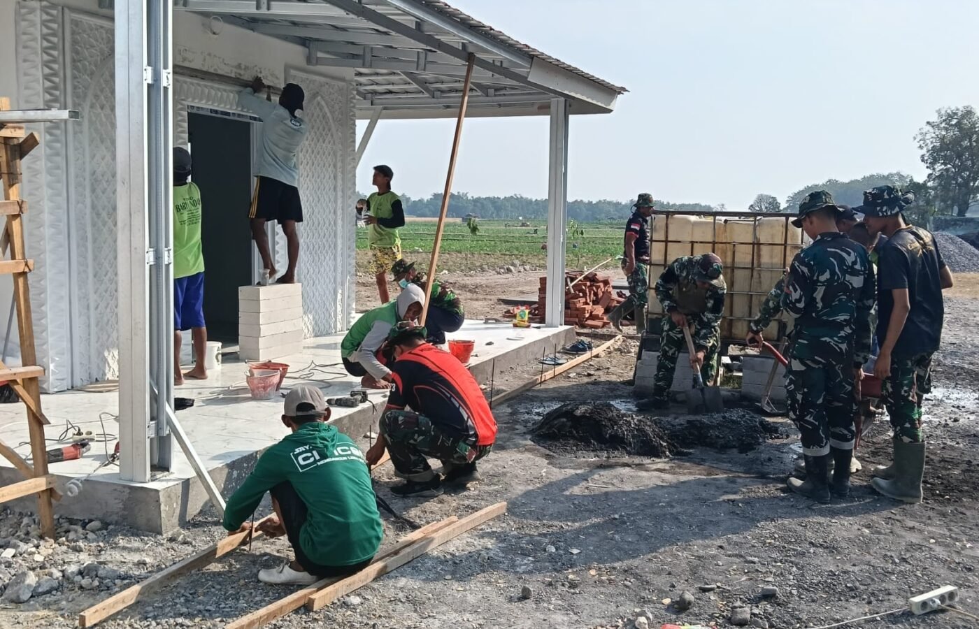 Kerja Sama Satgas TMMD dan Komunitas Lahirkan Musala dan MCK