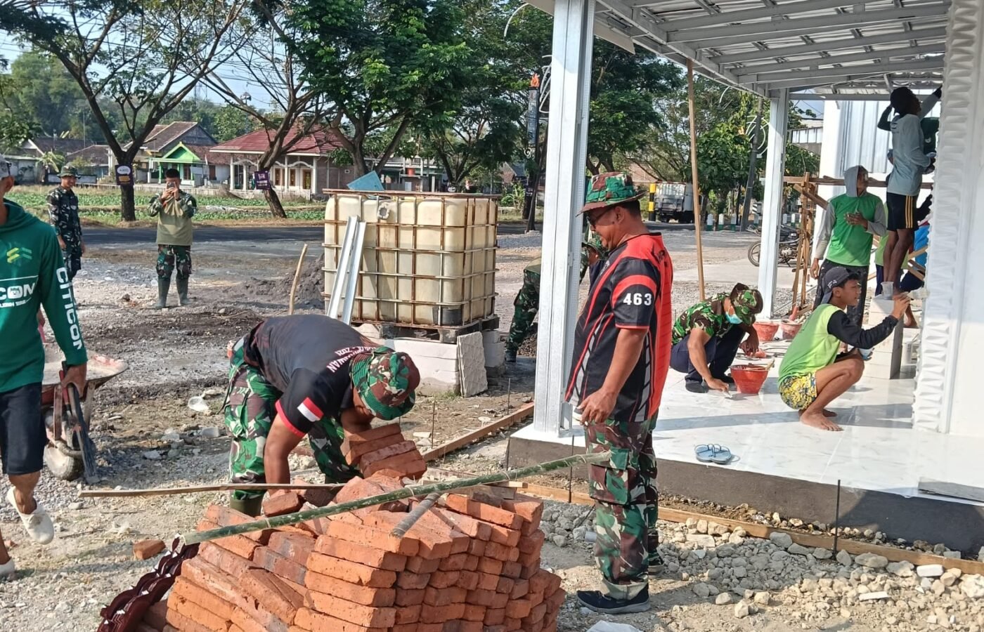 Kolaborasi TNI dan Warga dalam Pembangunan Musala dan MCK TMMD Ke-129