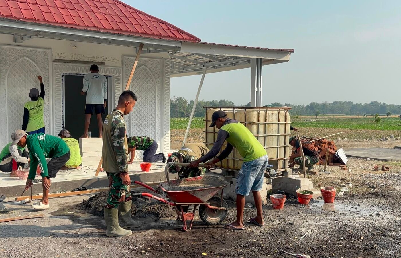 Kerja Sama Satgas TMMD Mempercepat Pembangunan Musala dan Toilet di Kesongo