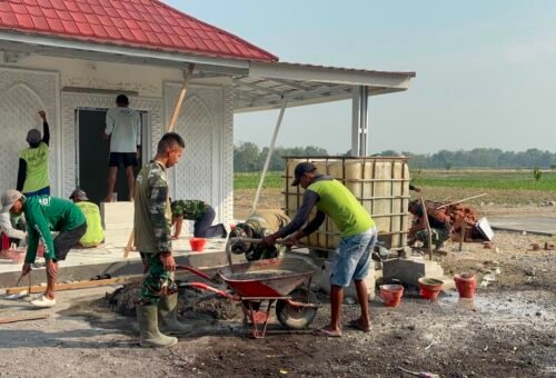 Kerja Sama Satgas TMMD Mempercepat Pembangunan Musala dan Toilet di Kesongo