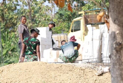 Keterampilan Satgas TMMD ke-129 Bangun Tiang Tandon Air di Tlemang
