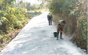 Kualitas Akhir yang Mengutamakan Kenyamanan: Satgas TMMD 129 Bojonegoro Sentuh Jalan Desa Kesongo