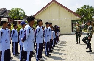 Membangun Karakter Siswa Melalui Pelatihan TNI di Desa Kesongo