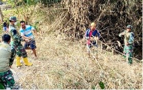 Gotong Royong untuk Lingkungan yang Lebih Baik: Aksi Satgas TMMD 129 Bojonegoro Bersama Warga Sungai Kesongo