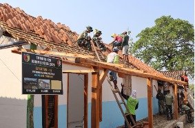 Bersama Menyongsong Harapan: Pemasangan Genteng Rumah Bu Tini oleh Satgas TMMD 129 Bojonegoro