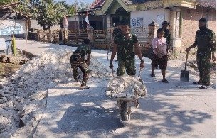 Semangat Tak Terbendung: Kolaborasi TNI dan Masyarakat Kesongo dalam Membangun Jalan Masa Depan