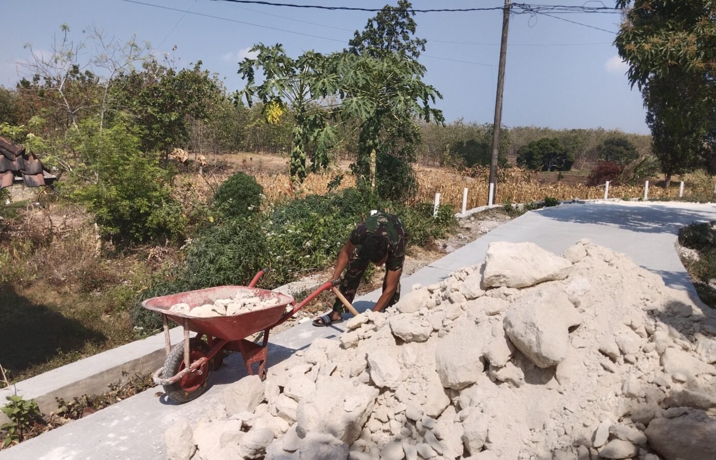 Konstruksi Jalan Kedung Pandan Dipercepat Melalui Kerja Sama Satgas TMMD