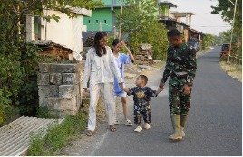 Keberadaan Satgas TMMD 129 Bojonegoro, Aksi Humanis yang Menghangatkan Hati Anak Desa
